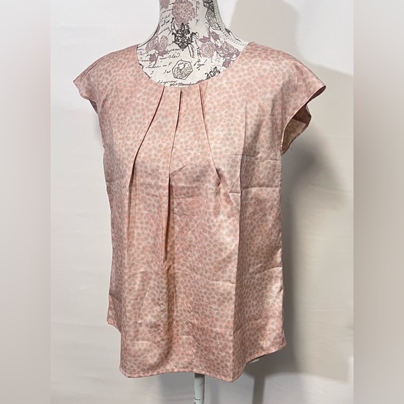🛍️VIOLET & CLAIRE Soft‎ peach with gray dot pattern top size M. - Picture 3 of 13